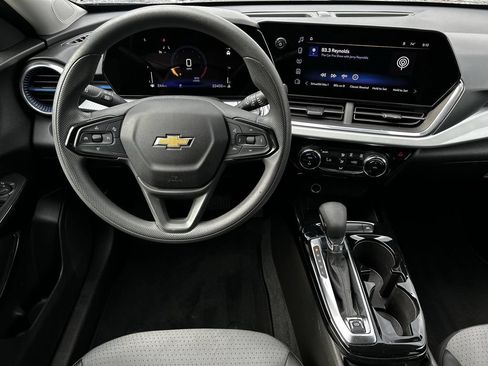 Used 2025 Chevrolet Trax LT FWD image 13