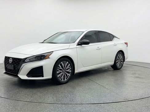 Used 2025 Nissan Altima 2.5 SV image 3