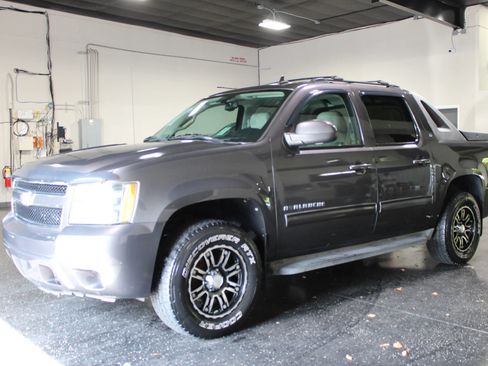 Used 2010 Chevrolet Avalanche LT w/ Luxury Package RWD image 8