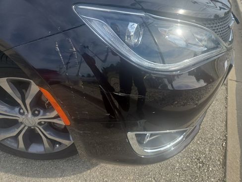 Used 2018 Chrysler Pacifica Limited w/ Tire & Wheel Group FWD image 8
