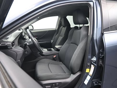 Used 2022 Toyota Venza LE AWD/4WD image 19