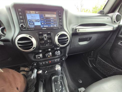 Used 2014 Jeep Wrangler Unlimited Sahara w/ Dual Top Group AWD/4WD image 19