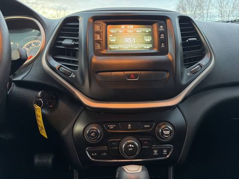 Used 2014 Jeep Cherokee Sport w/ Cold Weather Group AWD/4WD image 13