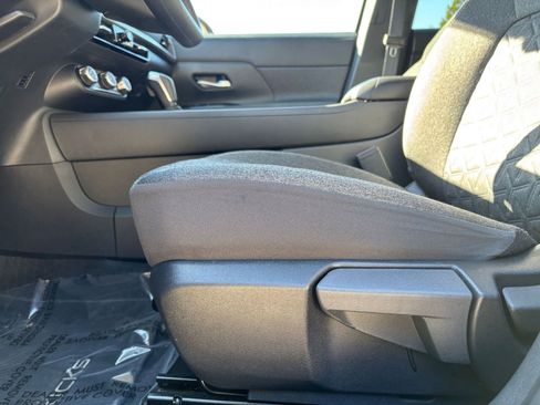 Used 2025 Nissan Kicks SV image 27