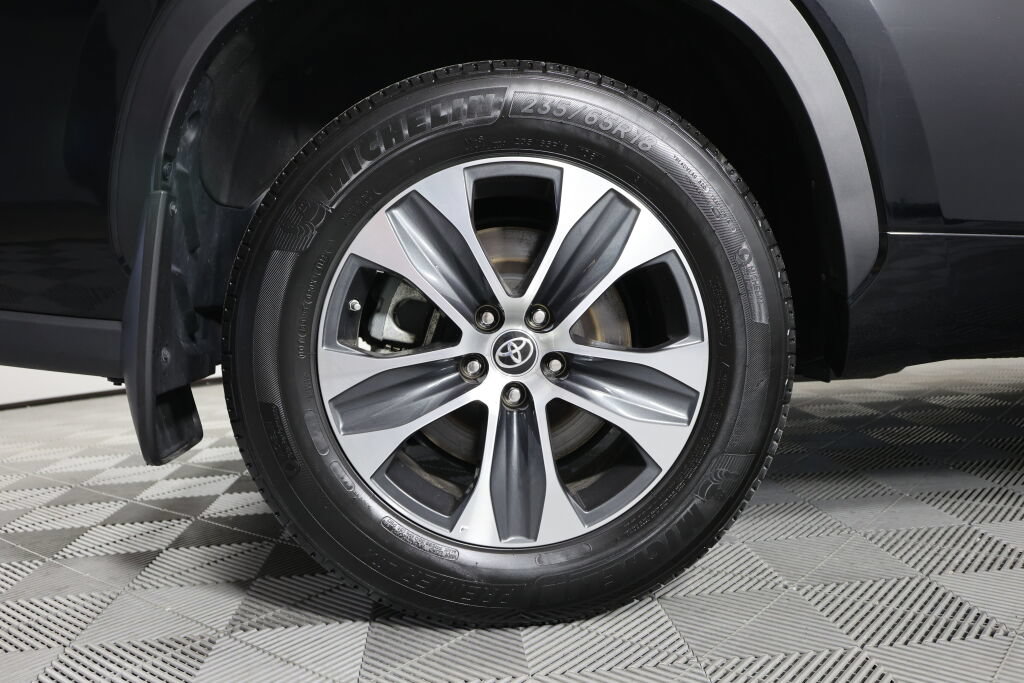 Used 2023 Toyota Highlander XLE AWD/4WD image 7
