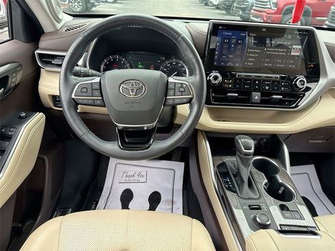 Used 2020 Toyota Highlander Platinum image 14