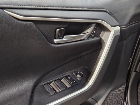 Used 2019 Toyota RAV4 Limited w/ Cold Weather Package FWD image 21