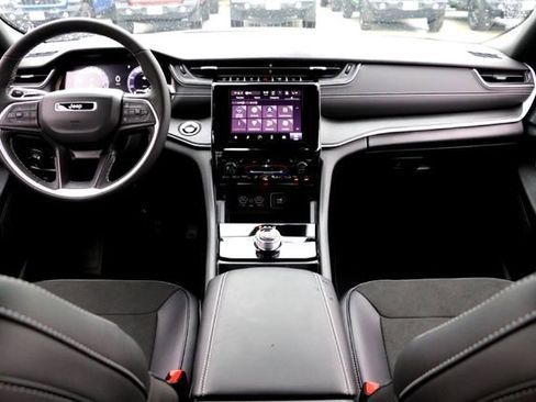 New 2025 Jeep Grand Cherokee Altitude image 20