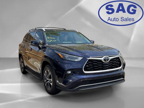 Used 2022 Toyota Highlander XLE FWD image 2