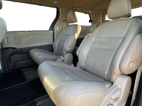 Used 2019 Toyota Sienna XLE Premium AWD/4WD image 17