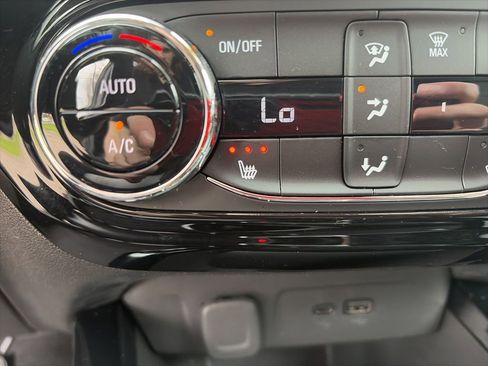 Used 2025 Chevrolet Trax LT w/ LT Convenience Package FWD image 32
