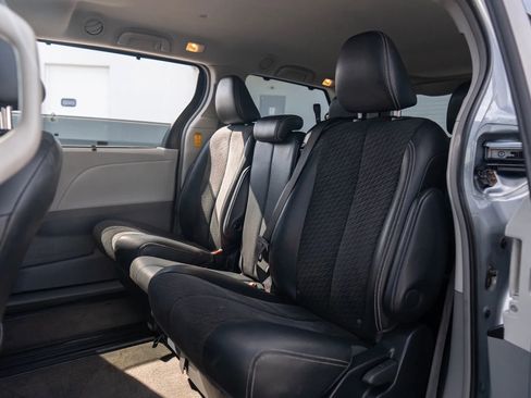 Used 2014 Toyota Sienna SE FWD image 21