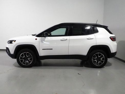 Used 2025 Jeep Compass Trailhawk AWD/4WD image 8