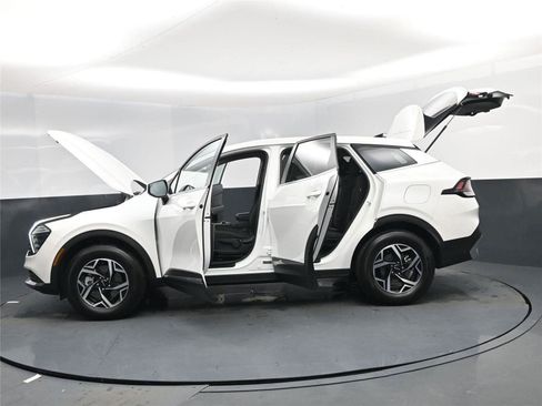 Used 2025 Kia Sportage LX image 29