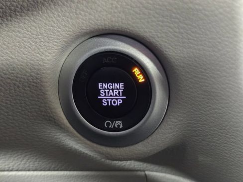 Used 2022 Chrysler Pacifica Limited w/ Uconnect Theater Family Group FWD image 28