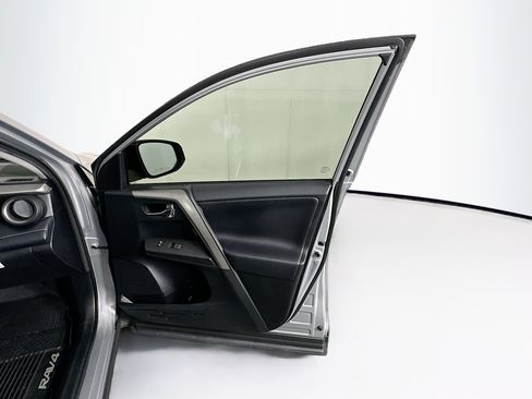 Used 2018 Toyota RAV4 XLE image 31