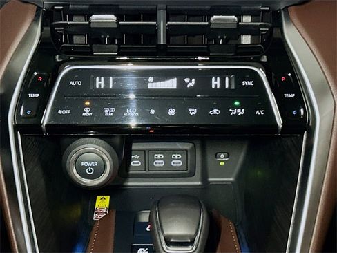 Used 2024 Toyota Venza Limited image 13