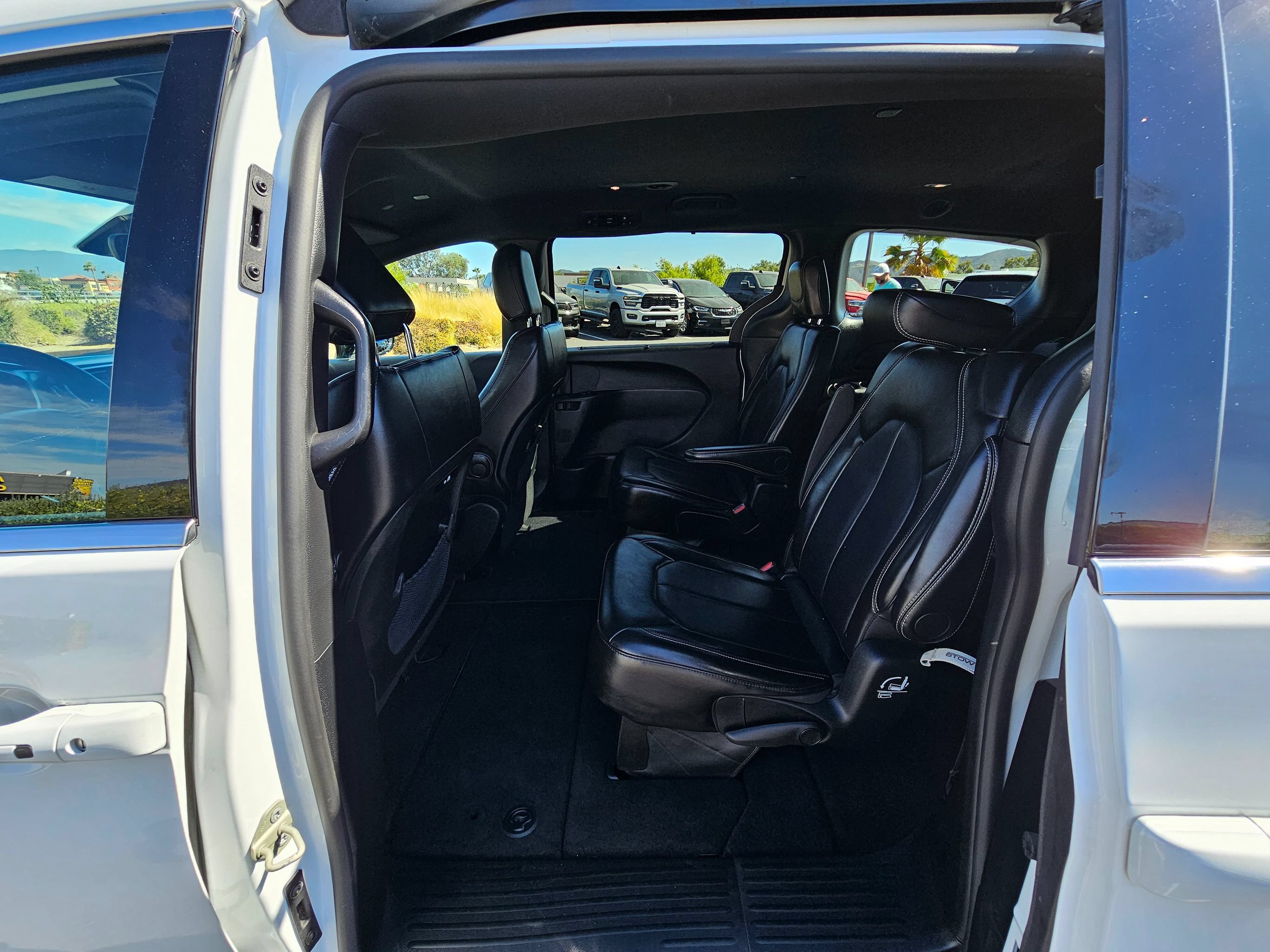 Used 2025 Chrysler Pacifica Select FWD image 18