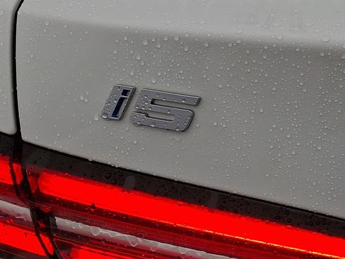 Used 2025 BMW i5 xDrive40 w/ Premium Package image 28
