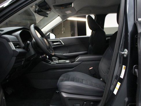 New 2025 Mitsubishi Outlander SE image 6