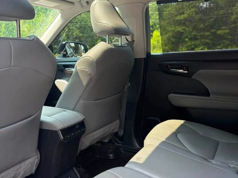 Used 2021 Toyota Highlander XLE AWD/4WD image 5