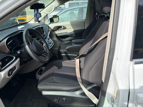 Used 2022 Chrysler Voyager LX FWD image 13