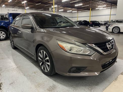 Used 2017 Nissan Altima 2.5 SV FWD image 2