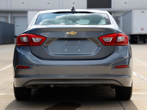 Used 2018 Chevrolet Cruze LT w/ Convenience Package FWD image 9