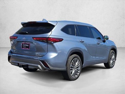 Used 2021 Toyota Highlander Platinum FWD image 5