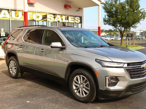 Used 2023 Chevrolet Traverse LT FWD image 3