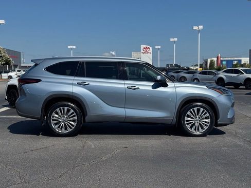 Used 2024 Toyota Highlander Platinum FWD image 7