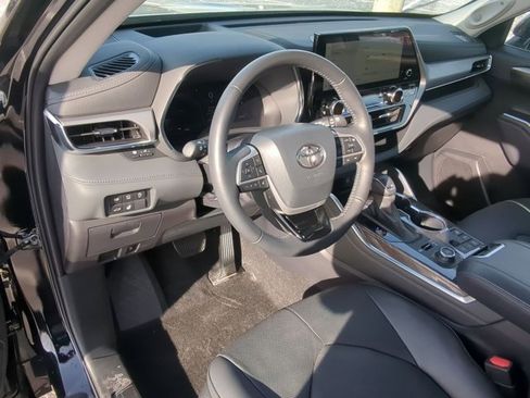 Certified 2025 Toyota Highlander Platinum image 9