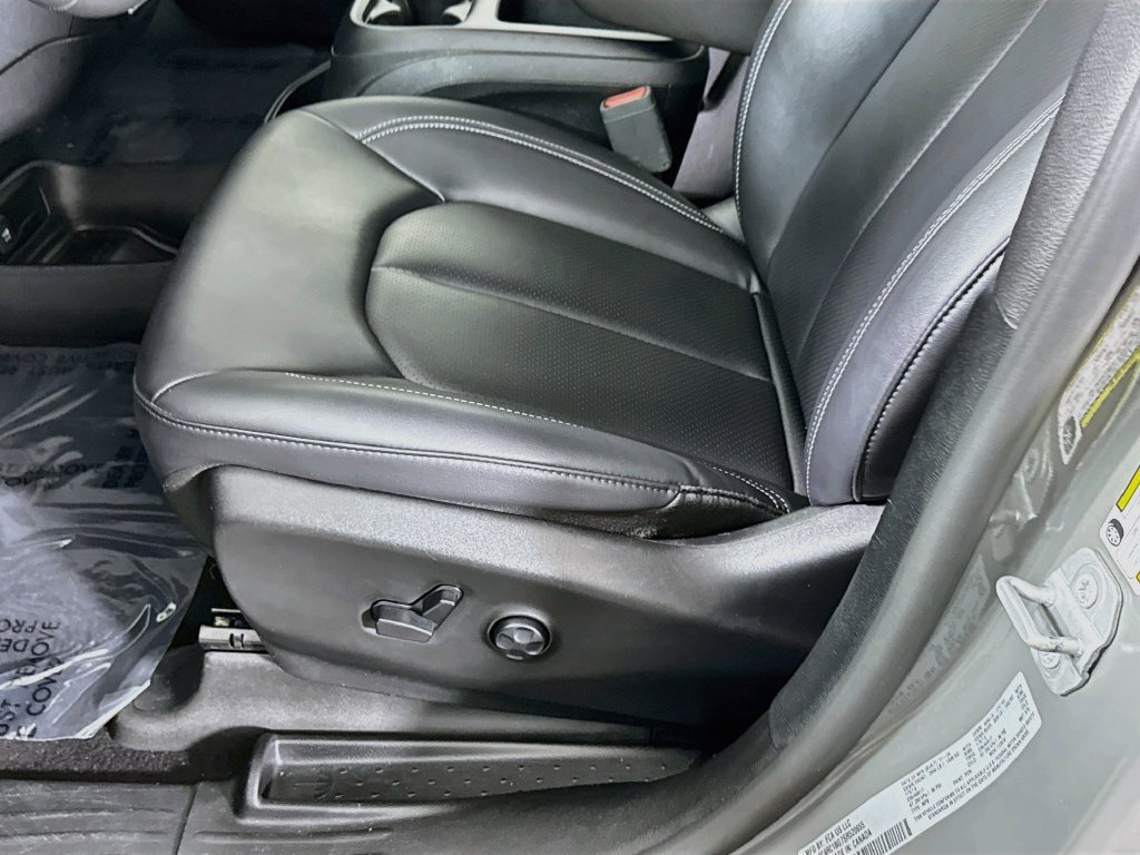 Used 2025 Chrysler Pacifica Select FWD image 25