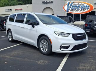 New 2026 Chrysler Pacifica Select image 1