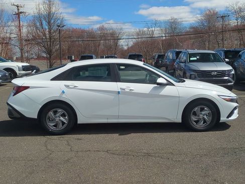 Used 2026 Hyundai Elantra SE FWD image 2