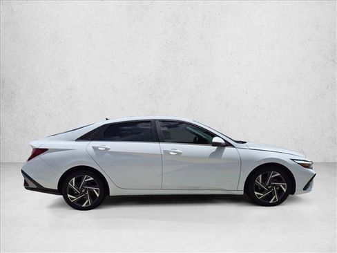 Used 2024 Hyundai Elantra Limited FWD image 4