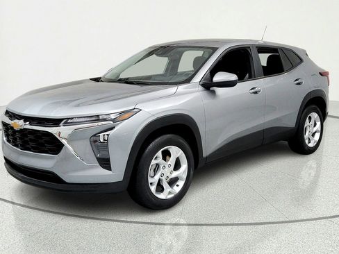 Certified 2025 Chevrolet Trax LS w/ LS Convenience Package FWD image 1