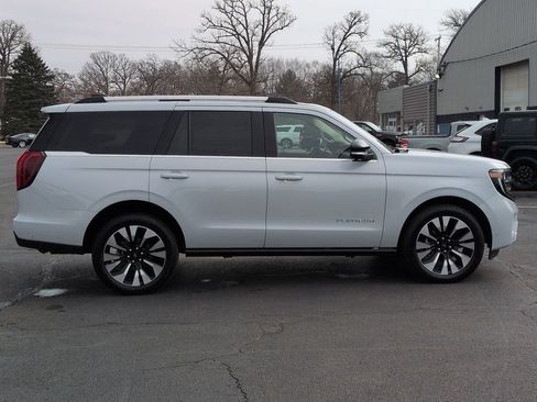 Used 2025 Ford Expedition Platinum w/ Driver's Package AWD/4WD image 9