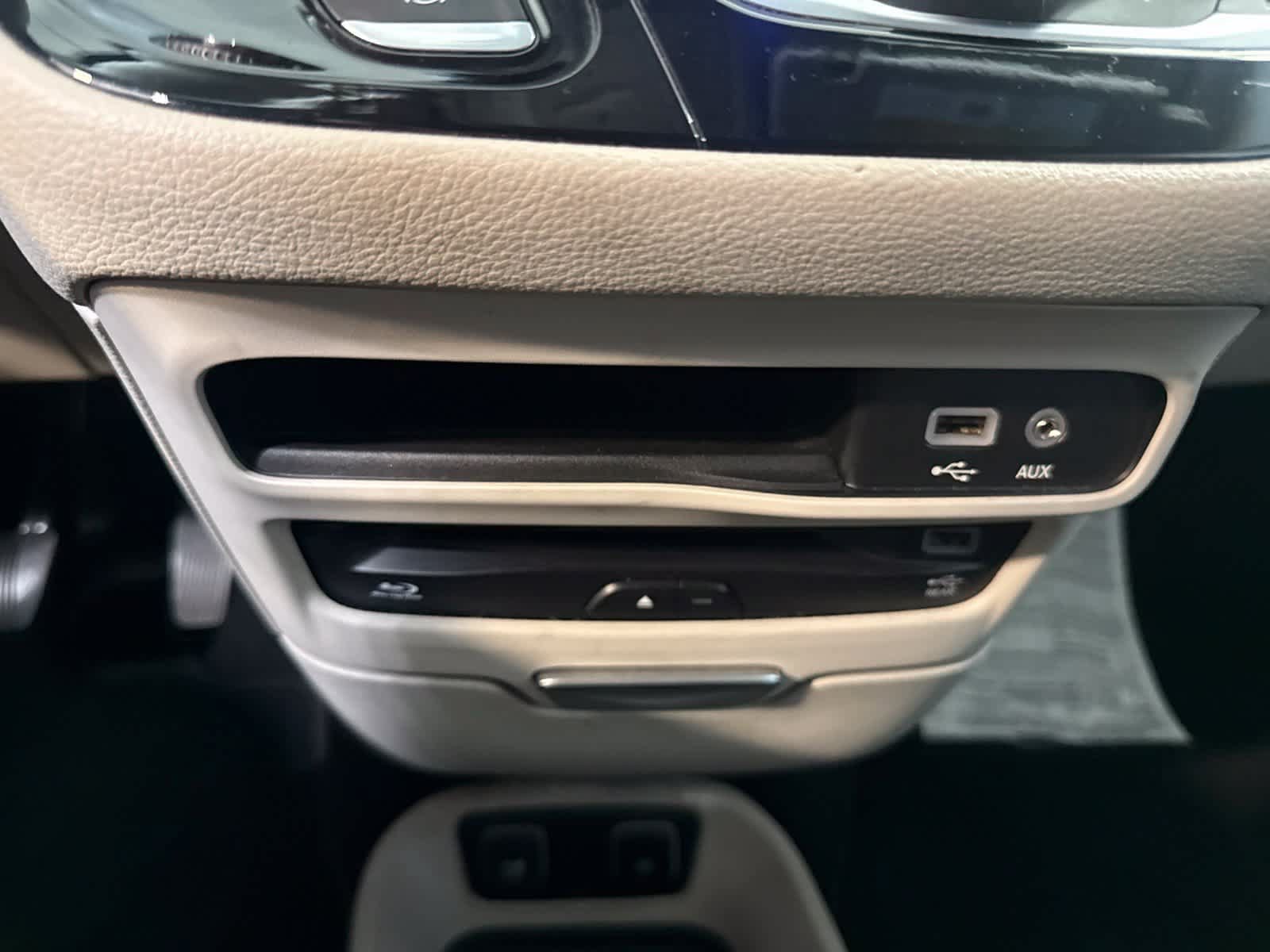 Used 2018 Chrysler Pacifica Limited w/ Advanced Safetytec Group FWD image 30
