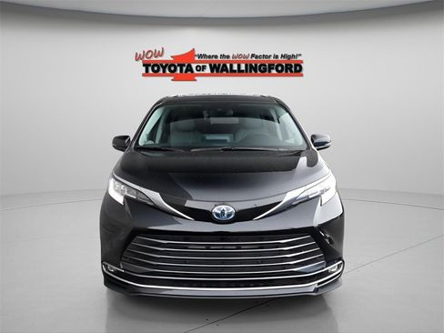 Certified 2024 Toyota Sienna Limited image 8