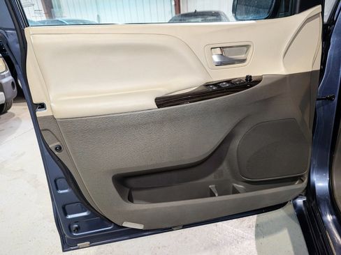 Used 2017 Toyota Sienna FWD image 11