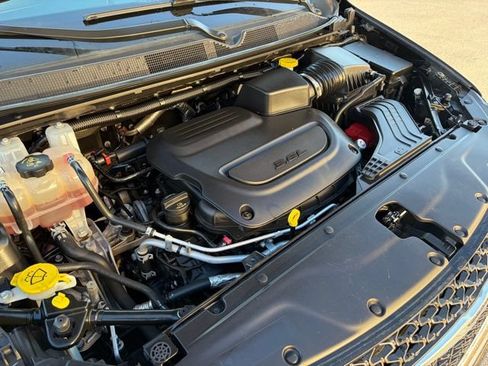 Used 2021 Chrysler Pacifica Touring-L FWD image 9