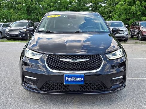 Used 2024 Chrysler Pacifica Touring-L FWD image 3