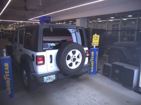 Used 2018 Jeep Wrangler Unlimited Sport S AWD/4WD image 12