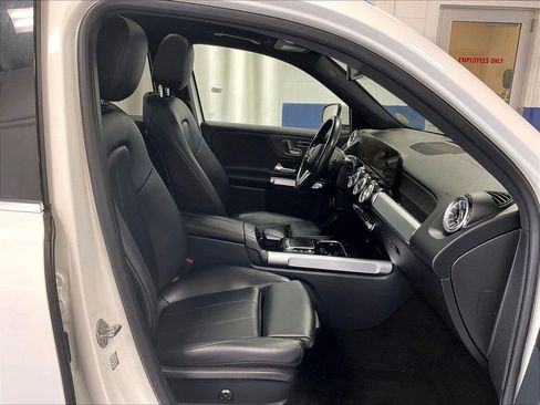 Used 2023 Mercedes-Benz GLB 250 4MATIC w/ Premium Package image 11