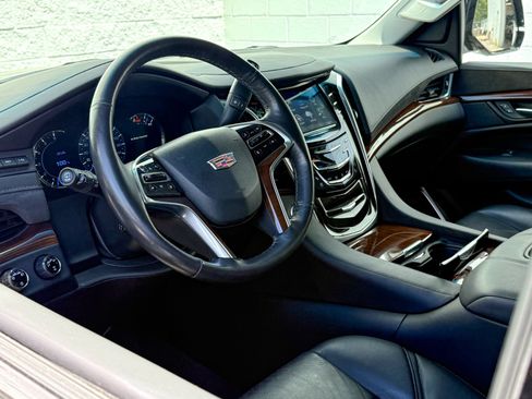 Used 2019 Cadillac Escalade Luxury AWD/4WD image 14
