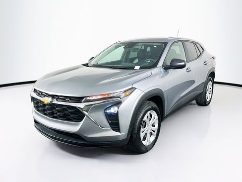 Used 2024 Chevrolet Trax LS w/ Driver Confidence Package FWD image 3
