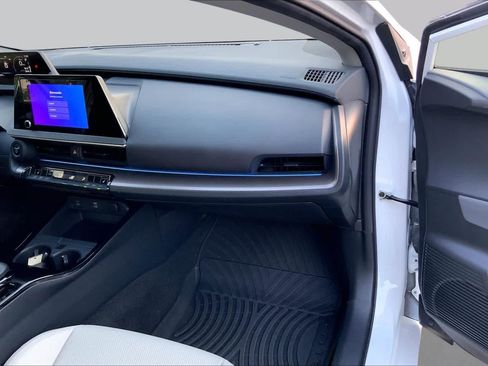 Used 2024 Toyota Prius XLE FWD image 18