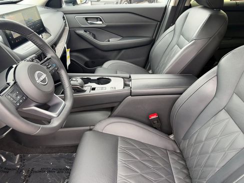 Used 2024 Nissan Rogue Platinum w/ Platinum Premium Package FWD image 9