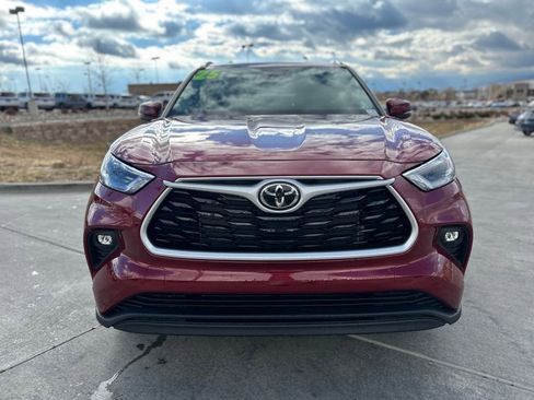 Used 2026 Toyota Highlander XLE image 2
